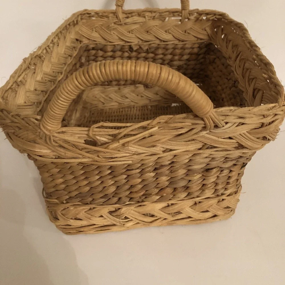 Primitive Woven Wicker Basket Handles 9x7x6 Farmhouse Cottagecore Decor GUC Smal